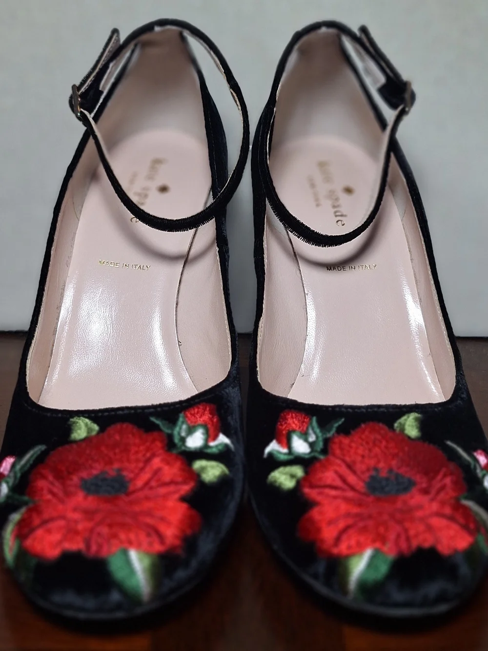 kate spade Black Velvet Grove Block Heels with Red Floral Embroidery Sz 8 Italy